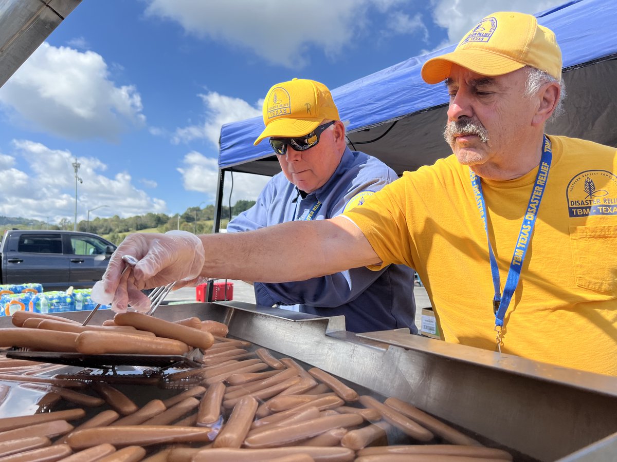 TexansOnMission's tweet photo. Warm meals are reminding Tennessee residents they aren’t facing recovery alone.

Electricity, water and food are scarce in Johnson City, and Texans on Mission volunteers are cooking over 2,000 meals a day to help alleviate the need.

#hurricanehelene #texansonsmission #TBM #SBDR https://t.co/HS9t5501yI