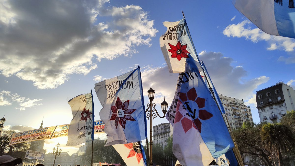 MegafonUBA's tweet photo. Porque los argentinos y las argentinas nos meceremos vivir en un país con soberanía.

La contradicción es la misma de siempre: Patria o colonia.

#Megafón
#PeronismoMilitante https://t.co/PN6uVx1HbZ