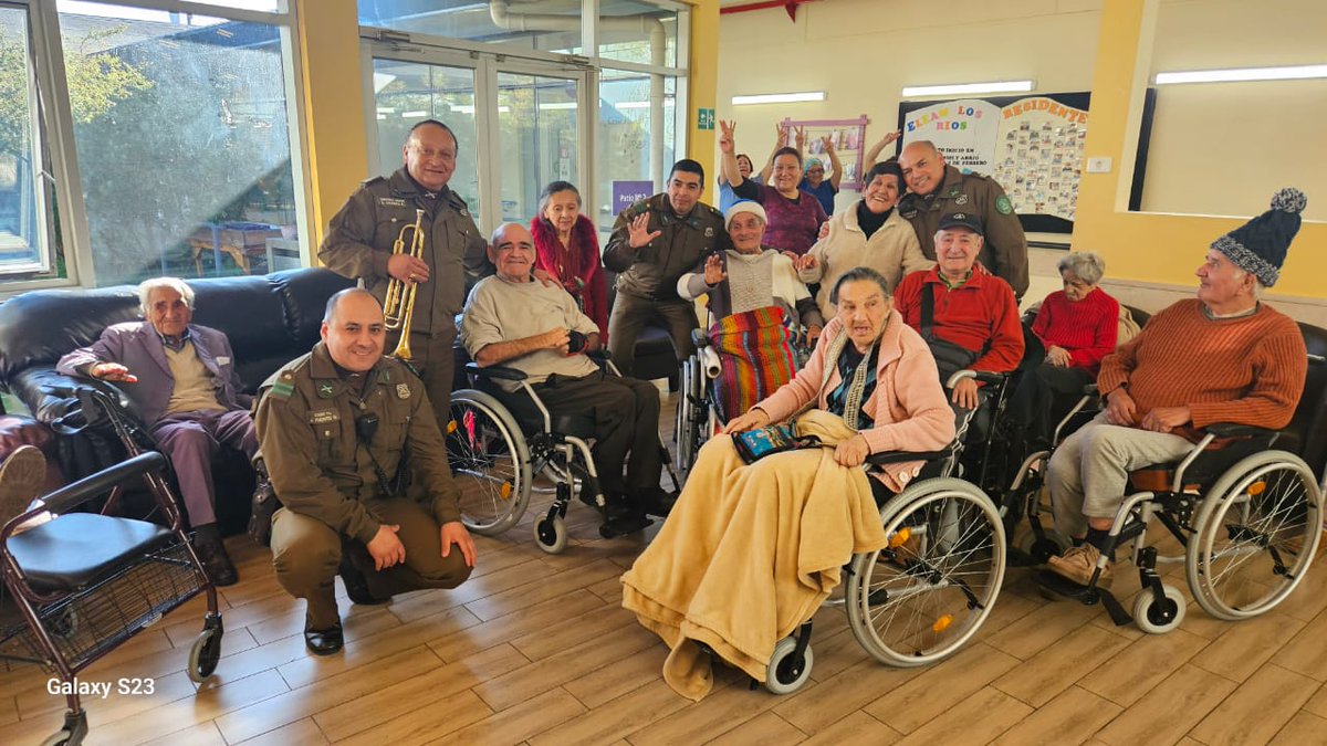 CarabLosRios's tweet photo. En el mes del adulto mayor,  Carabineros de la Subcom Oscar Cristi Gallo de #Valdiviacl, realizan actividad recreativa en el Centro #Eleam #LosRios.   #CarabinerosDeTodos https://t.co/ZBJ5rXN81J