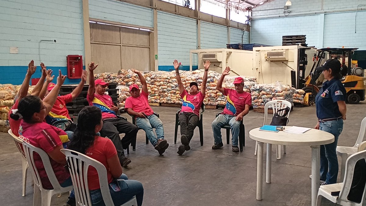 mpppstmerida1's tweet photo. #Hoy #03Oct El equipo del MPPPST se traslado a las oficinas y centros de distribución y empaquetado de @MercalOficial del Edo.Mérida, para la actualización de los #CPTT y dar cumplimiento a las instrucciones del Min. @eduardopiate2 @MinTrabajoVE https://t.co/XSAVboaD2h