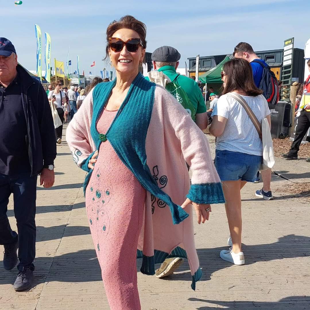 Sometimes, you just need the right model...
#knitwear #Irishknitwear #madeinlimerick 
 🩷🩷🩷🩷