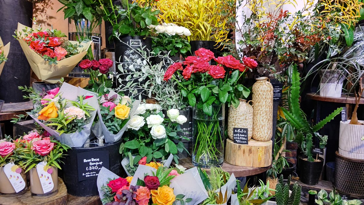 雨上がり家路を急ぐ足取りに合わせ花屋の軒を飛ぶ虻

#短歌 #tanka