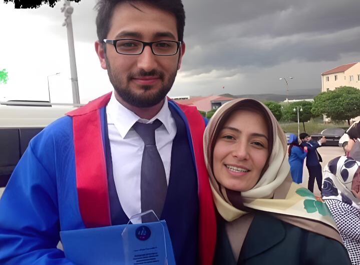 Bebekken ne zaman uykuya dalsa nefes alıyor mu diye kontrol ettiğim çocuğumun, 8 gün enkaz altından çıkmasını bekledim. Nefes alıyor muydu,canı yanıyor muydu,aç mı ,susuz mu,üşüyor muydu..
O 8 günü,hayatımın en zor günleri sanıyordum,evlat kaybetmekten daha zoru, kaybettiğin