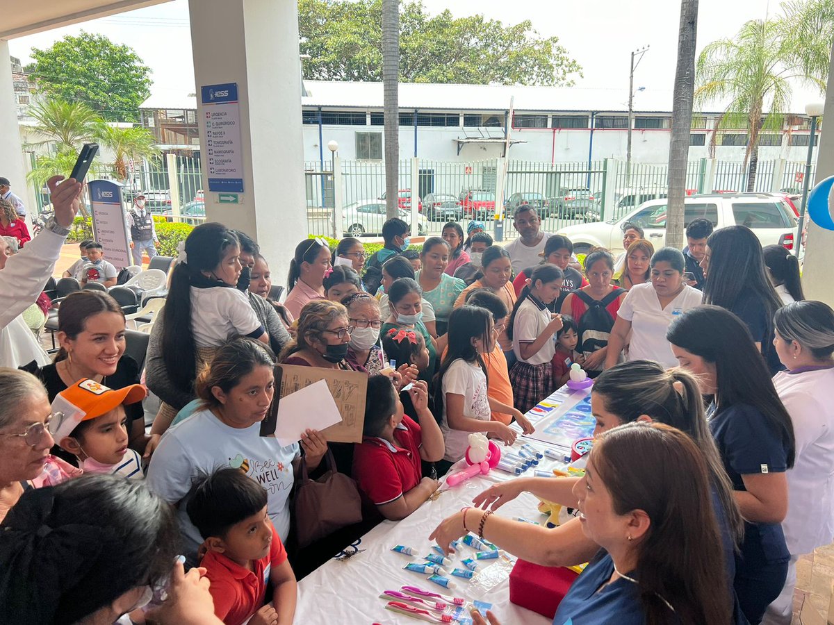 IESSGuayas's tweet photo. #Guayas | Cuidar la salud bucal 🦷🪥 es esencial para prevenir enfermedades. En el marco de la casa abierta Odontológica, profesionales de la salud del Hospital del Día Efrén Jurado🏥recomendaron:

✅Cepillarse los dientes 3 veces al día
✅Usar hilo dental
✅Visitar al Odontólogo https://t.co/yGfmujVCMz