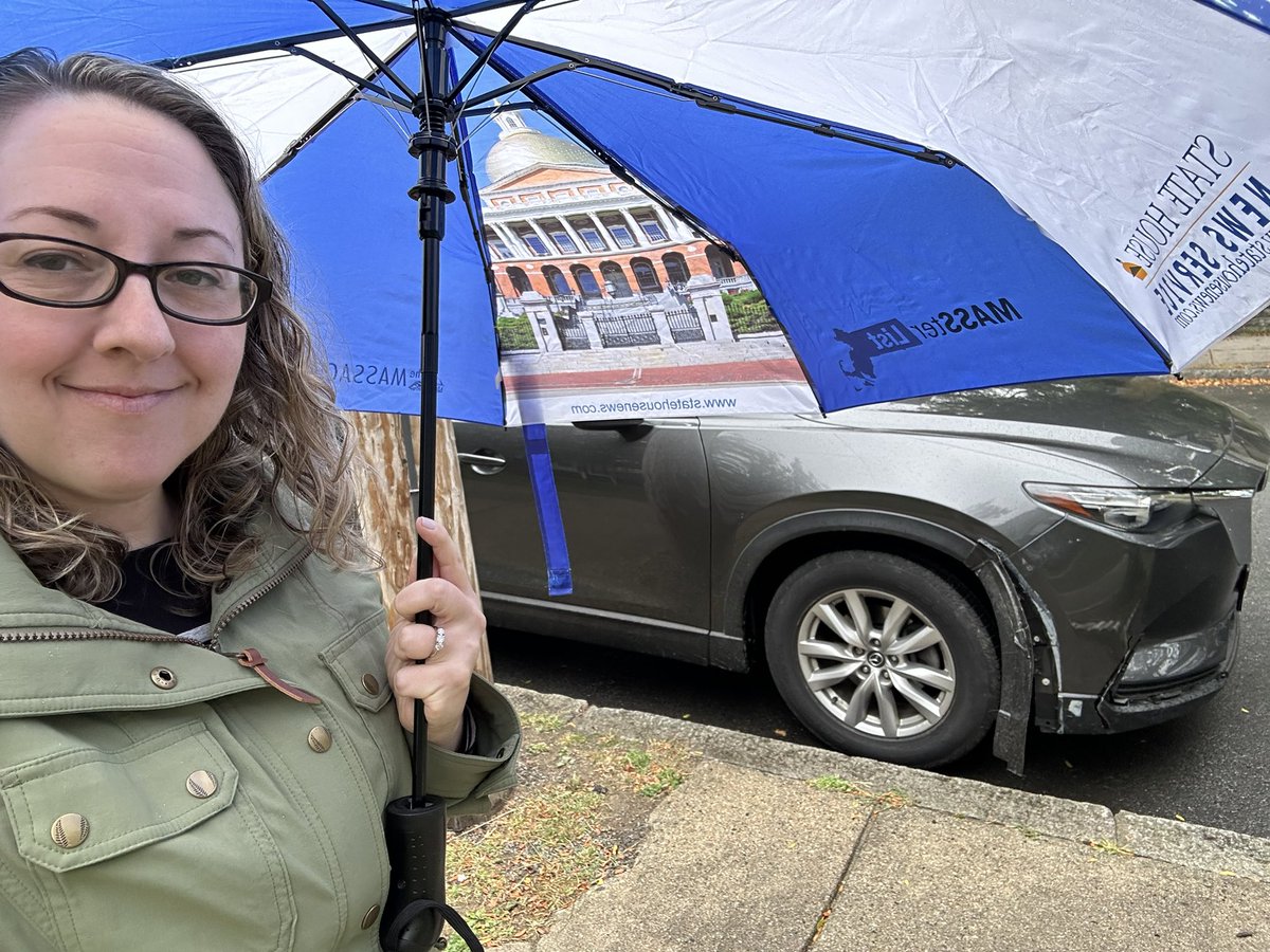 Just trying to roll up to school pickup as cool as possible with a <a href="/statehousenews/">State House News</a> ☔️ umbrella and a dented car