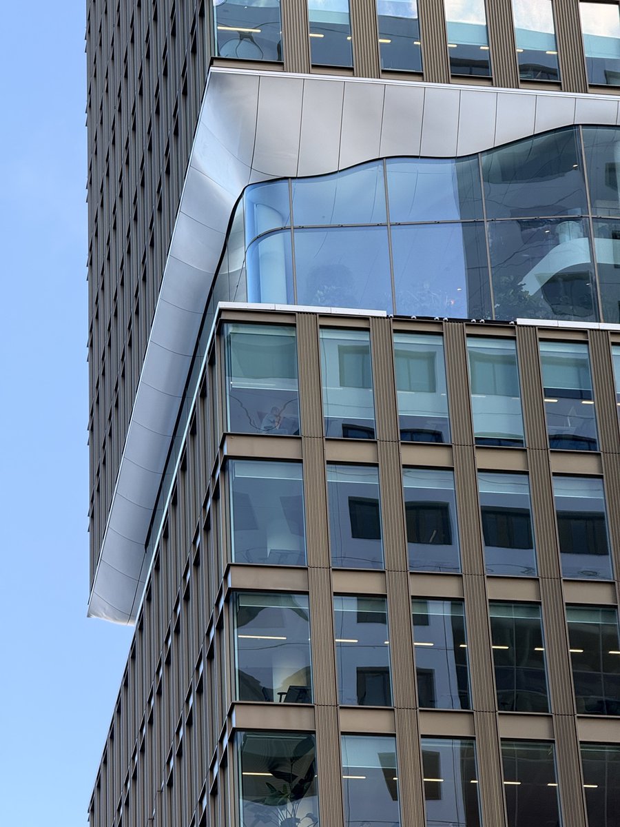 iPhone 16 Pro 0.5x lens vs. 5x