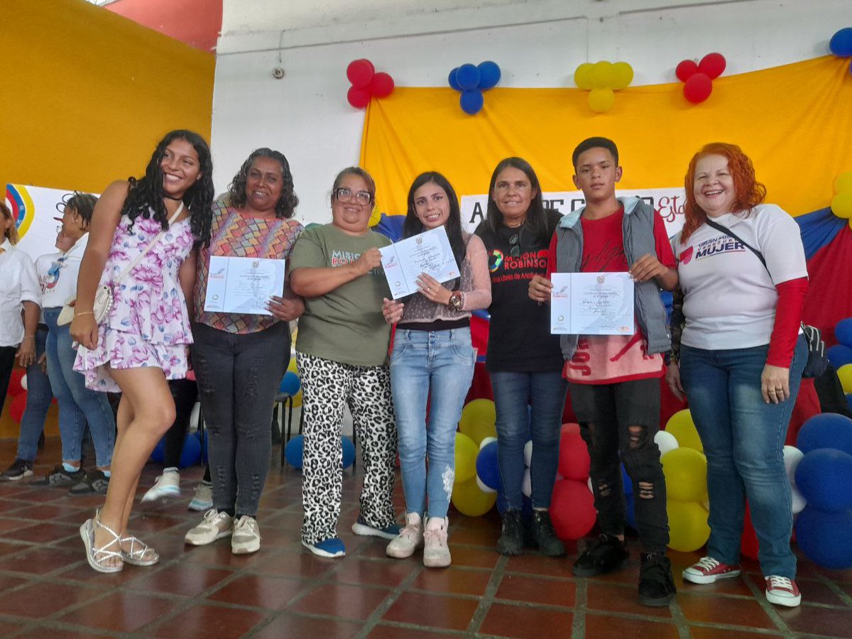 Nuestra Pdta. <a href="/Sociabolivarian/">Lilian Oropeza</a> cumple con la orientación de nuestro Ministerio. <a href="/HectoRodriguez/">Héctor Rodríguez C.</a> y acompaña la Graduación de Patriotas de nuestra Misión en el municipio Andrés Bello del estado Miranda.

#MisiónRobinson

<a href="/NicolasMaduro/">Nicolás Maduro</a>