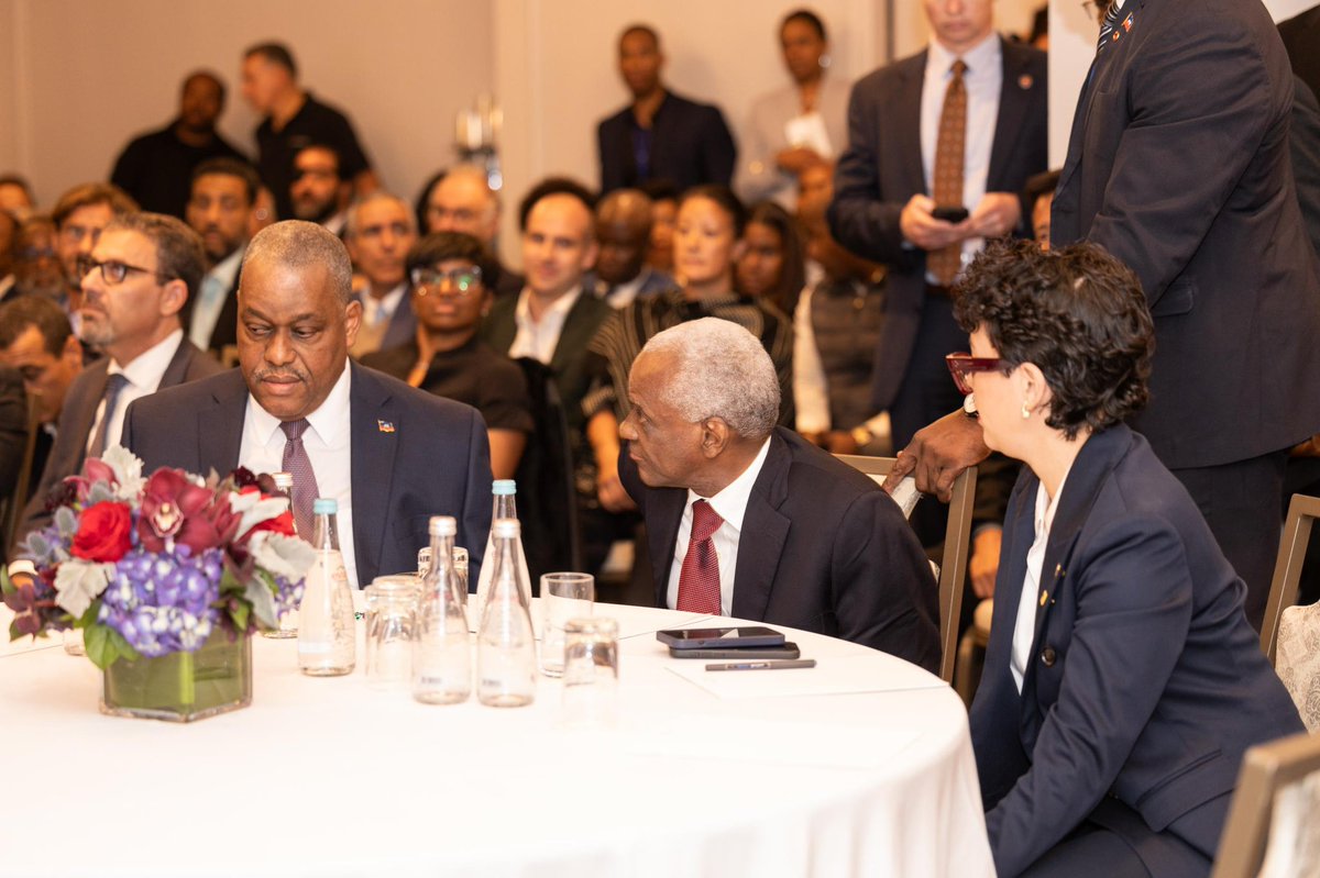 PrimatureHT's tweet photo. Le Premier ministre, Dr @ConilleGarry accompagné du Président du Conseil Présidentiel de Transition, Monsieur Edgard Leblanc Fils, a participé au Forum ‘’HAITI INVESTMENT FORUM “RESHAPING THE FUTURE : INVESTMENT OPPORTUNITIES FOR ECONOMIC TRANSFORMATION” à New York, en marge de la participation de la délégation haïtienne à la 79e session ordinaire de l’Assemblée Générale de l’Organisation des Nations Unies, le mardi 24 septembre 2024.

Objectif Général

« L’objectif principal du Forum consistait à inviter des potentiels investisseurs étrangers à des discussions autour des opportunités d’investissements dans les secteurs porteurs à l’échelle nationale et en particulier au niveau des deux grands pôles régionaux du pays : le Nord et le Sud.

Il s’agit d’établir un canal direct d’échanges et d’interactions entre le Gouvernement Haïtien, à travers les Institutions Publiques Haïtiennes en charge de la promotion des investissements directs étrangers (IDE), et les investisseurs privés et fonds d’investissements qui souhaitent faire des affaires en Haïti », a expliqué la délégation haïtienne au Forum.

Les objectifs spécifiques poursuivis sont :

· Redressement rapide de la situation économique;
· Redressement social;
· Maintien des emplois disponibles;
· Création de nouveaux emplois;
· Booster des opportunités de partenariats d’affaires;
· Promouvoir les investissements dans les projets d’investissements orientés vers les partenariats public-privé;
· Accélérer la dynamique de génération de projets d’investissements “ Lead Generation”.

Fin. –