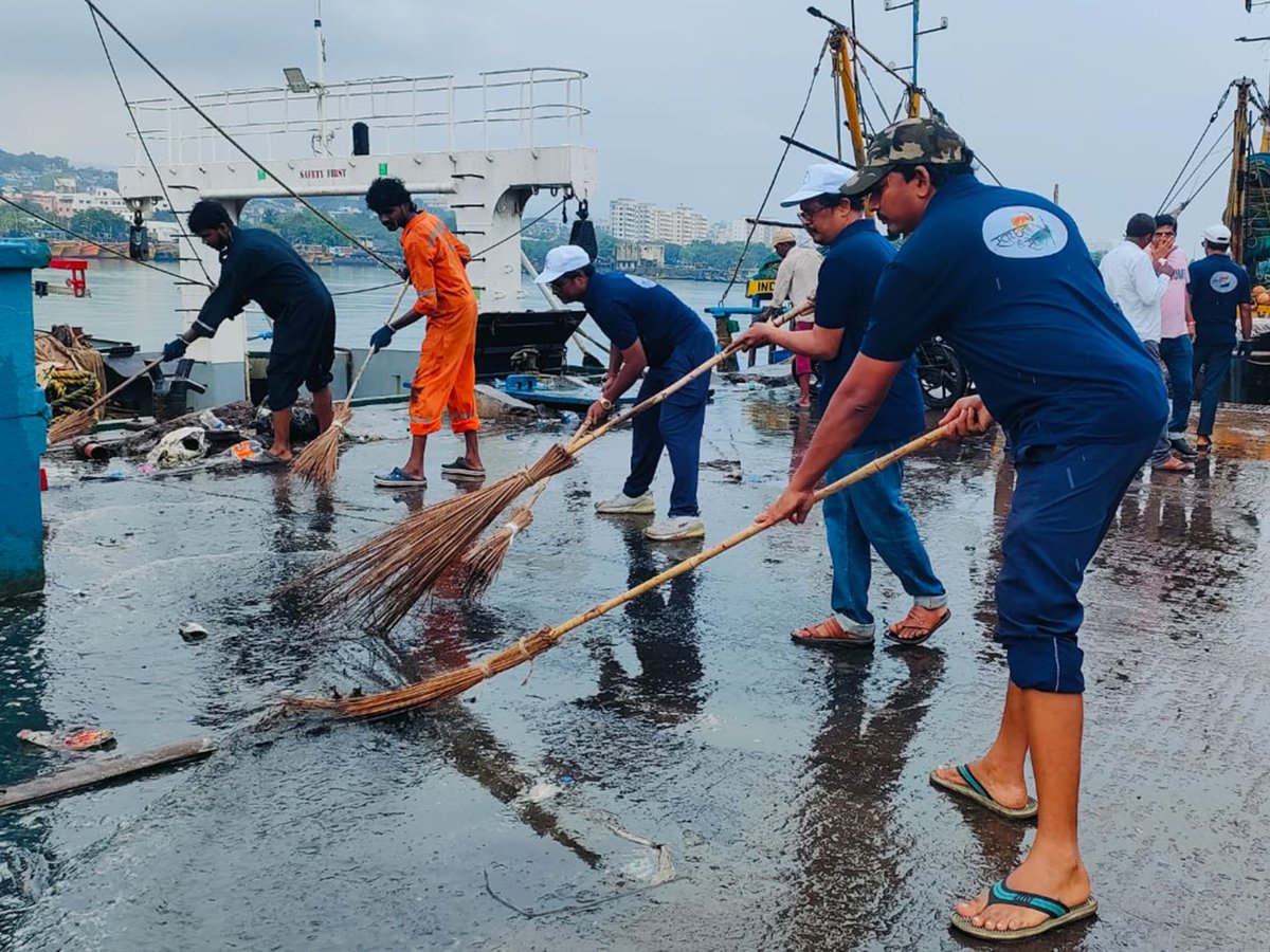 FisherySurveyOI's tweet photo. (2/3) ..During the drive factory Area, Mess Decks, wheel house, Bridge deck, Monkey Deck, Jetty No. 6 etc. were cleaned. In the cleanliness drive, all the office staff including the staff of both the vessels i.e #MatysaShikari and #MatsyaDarshini were actively participated.. https://t.co/IOmM1w572d