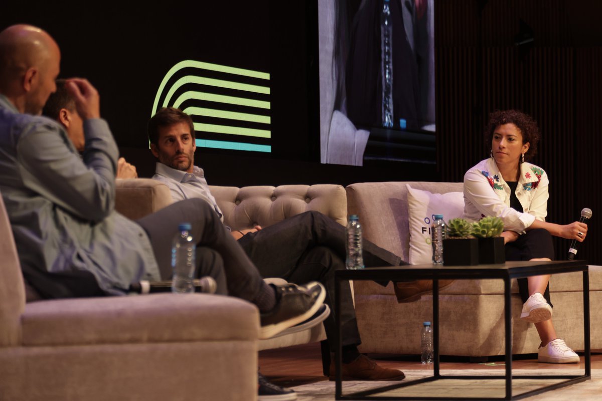 Filiberto Castro de #Aviva, Víctor Moya de <a href="/bineomx/">bineo</a>, Ramiro Nandez de <a href="/MercadoPagoMex/">Mercado Pago México</a>  y Diana Narváez de Flourish Ventures, en su sesión “Hecho para humanos: soluciones #Fintech para todos los días”.