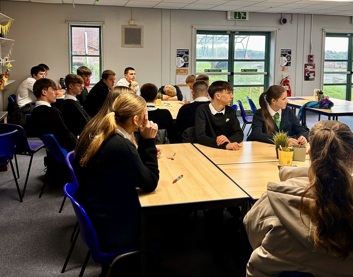 sjs_jones's tweet photo. Dysgwyr Busnes Bl.12 @YsgolGwynllyw yn cael ysbrydolaeth wythnos ‘ma wrth Model Rôl o @SyniadauMawrCym i’w annog i greu busnes er mwyn cael #DyfodolDisglair 💫 Our Yr.12 Business learners were motivated to become entrepreneurs this week thanks to @GyrfaCymru 💫 #BrighterFutures https://t.co/wyxH72Yg0x