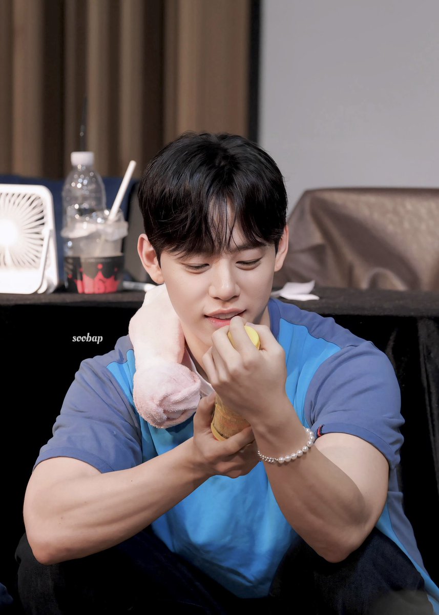 soo_bap's tweet photo. 240926 미화당 대면

오빠 진짜 죄송한데 전완근이 너무 시끄러워서
찜질방이 아니라 헬스장 온 느낌이에요 🏋️🏋️‍♀️🏋️‍♂️

#정대현 #JUNGDAEHYUN 
#BAP #BANG_JUNG_YOO_MOON https://t.co/ChcaQVcthN