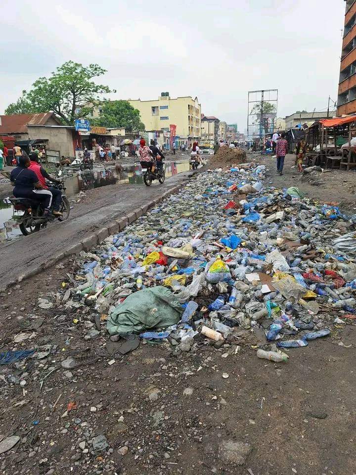 Ibandagrace's tweet photo. 🚧🇨🇩👀 #Libulu de #bokassa célèbre son 3eme anniversaire aujourd'hui.
M. #Sama_Lukonde en complicité avec M. #Tshilombo et #Ngobila, ils ont détourné les fonds du projet #Kin_zéro_trou et #Kin_Bopeto. 
@fatshi13 @Presidence_RDC @SADC_News https://t.co/DtN3HCkYAe