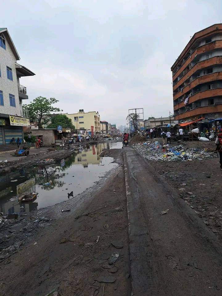 Ibandagrace's tweet photo. 🚧🇨🇩👀 #Libulu de #bokassa célèbre son 3eme anniversaire aujourd'hui.
M. #Sama_Lukonde en complicité avec M. #Tshilombo et #Ngobila, ils ont détourné les fonds du projet #Kin_zéro_trou et #Kin_Bopeto. 
@fatshi13 @Presidence_RDC @SADC_News https://t.co/DtN3HCkYAe