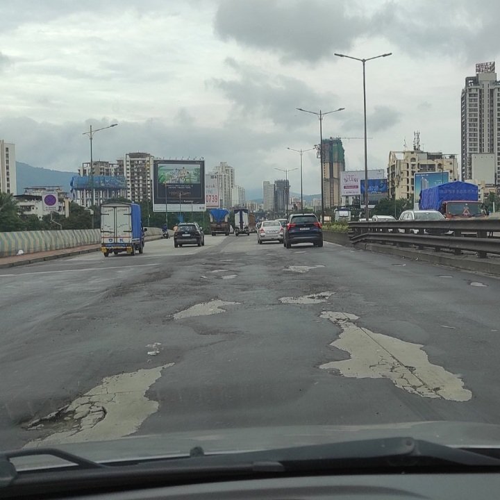 QueenofThane's tweet photo. Such a horrific road conditions on Eastern Express Highway Kopri bridge near Dnyansadhana College next to Mulund Toll Naka. Shameless @MMRDAOfficial 
Has left Thanekars to die in these roads. Dear @mieknathshinde you daily use this road, can you please slap MMRDA? #thane https://t.co/zSI28O81Cp