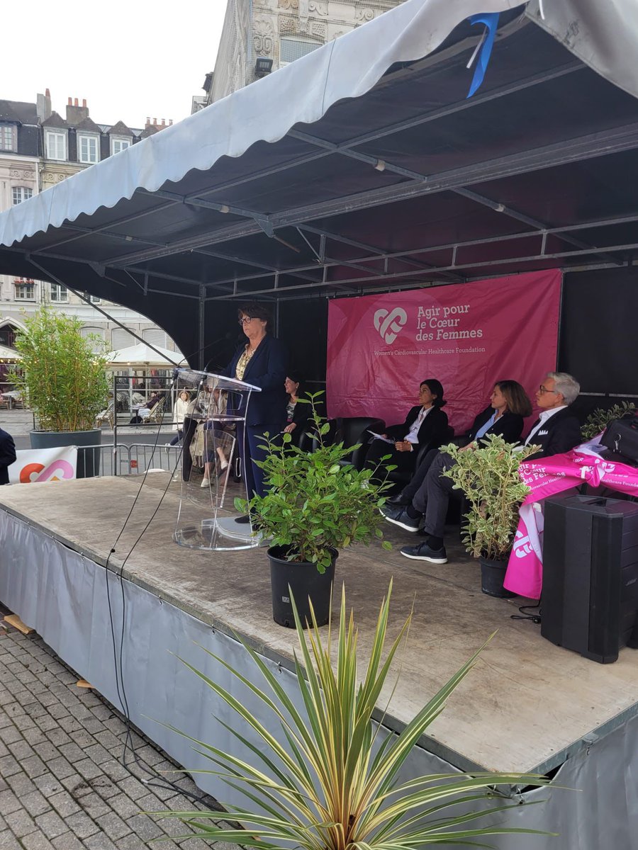 MartineAubry's tweet photo. Chaque jour, les maladies cardiovasculaires tuent 200 femmes en France. Pourtant dans 8 cas sur 10, l'accident est évitable. C’est pourquoi nous sommes heureux d’accueillir, à Lille, pour sa 4ème édition, le Bus du coeur. https://t.co/z9NT7aTNd6