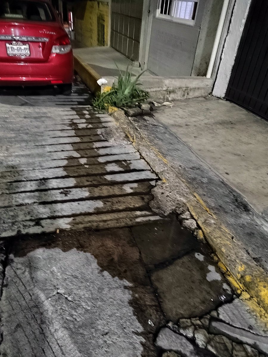 Asiul8409's tweet photo. @OPDM_Tlalne su apoyo para reparar fuga de agua sobre la calle Comando avante en Tlalnepantla por favor https://t.co/XW6Wxf6jJu