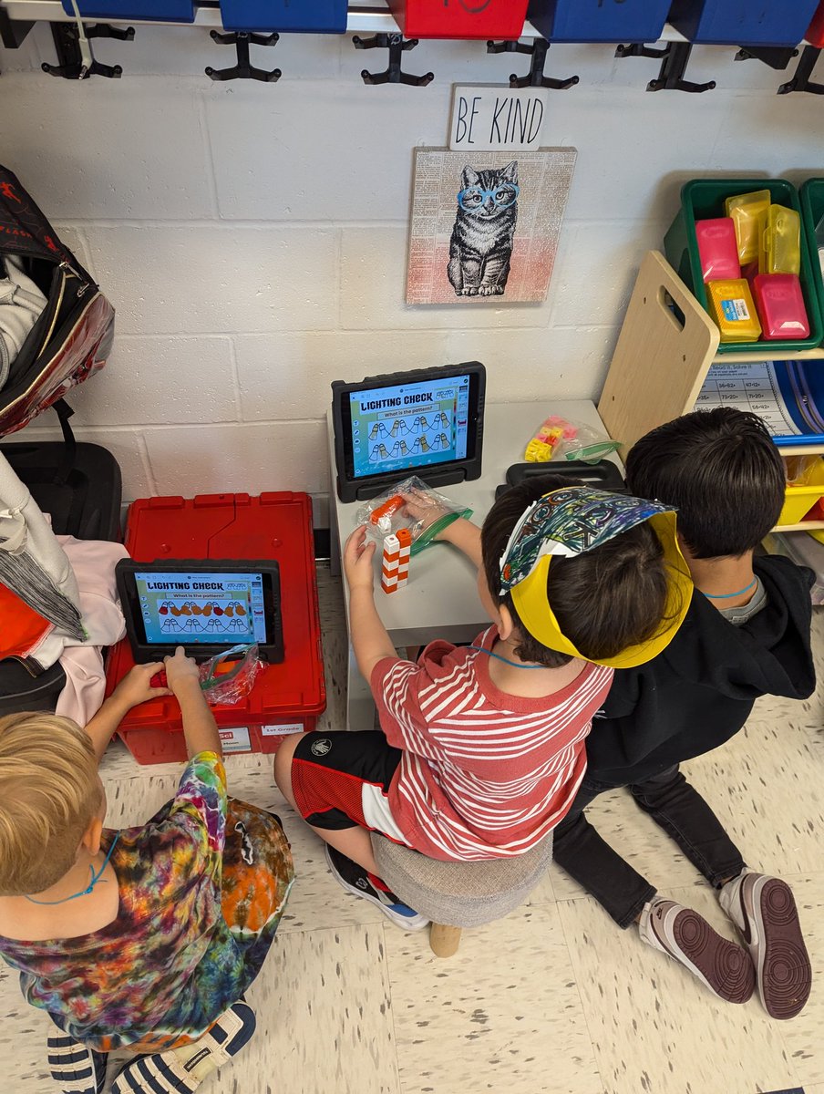 SCEschulte's tweet photo. Completing our backstage challenge! #SCEsoars #rockyourschool https://t.co/8sqBp6Ey5o