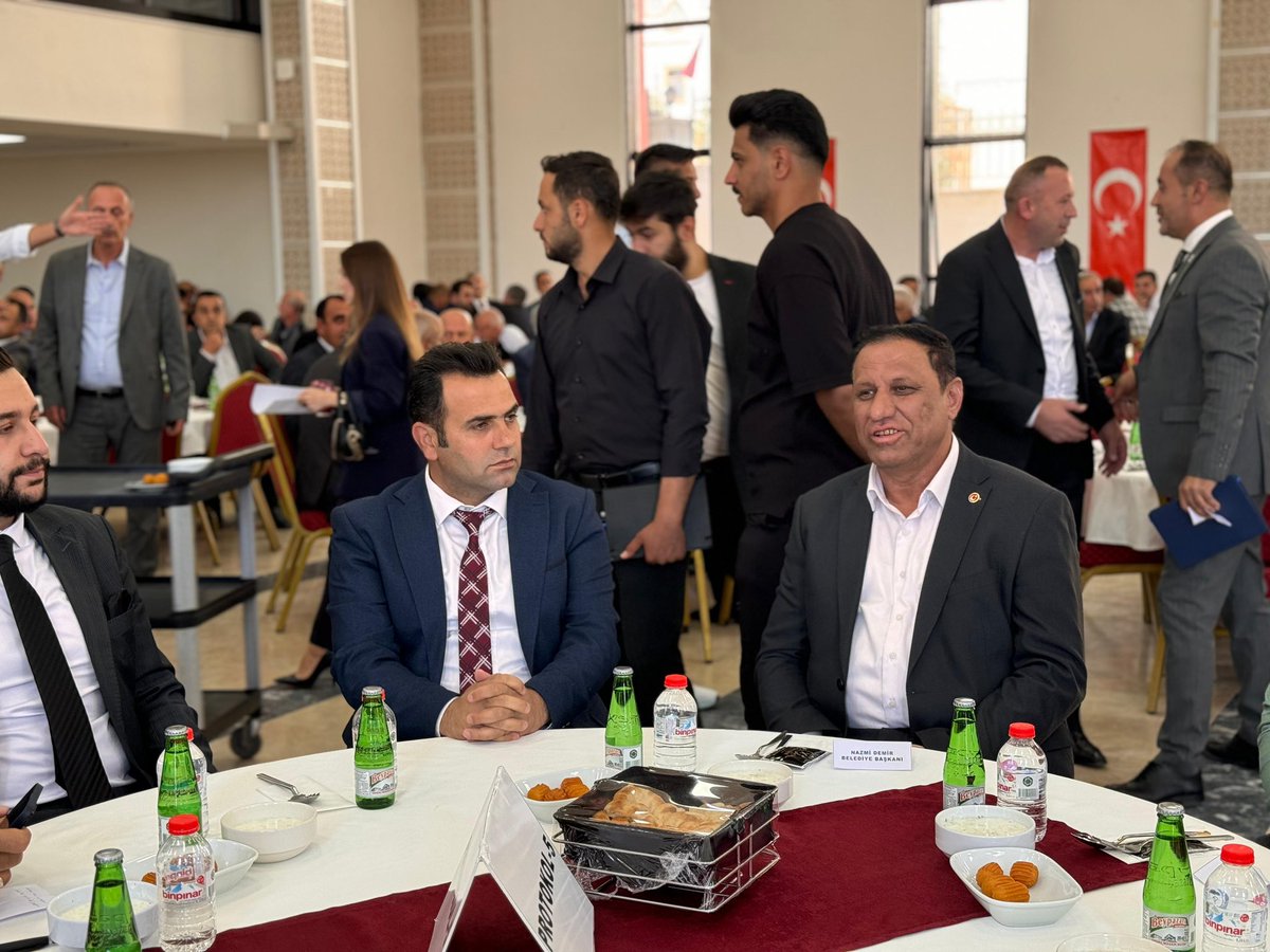 Milli Savunma Bakanımız Sayın Yaşar GÜLER, çeşitli ziyaretler gerçekleştirmek üzere Hakkari’ye geldi. Görüşmelerde bulunmak amacıyla Sayın Belediye Başkanımız Hasan Dinç’le katıldığımız yemekte sayın Valimiz Ali Çelik’le de kısa bir görüşme gerçekleştirdik.