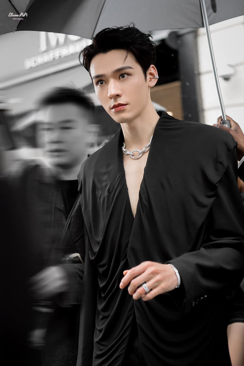 SforSimon_'s tweet photo. Gong Jun at Paris Fashion Week Messika show!!
#GongJun 
#GongJunInParis2024
#GongJunXMessikaPFW
#MessikaPFW 🥵🥵🥵 https://t.co/WZIpEOKXUm