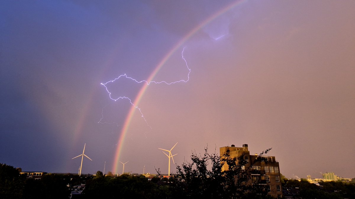 Base_Aid's tweet photo. #Onweer boven #DenBosch, heerlijke dubbele regenboog met #Bliksem #stormchasing #rtlnieuws @helg https://t.co/toj7MVV3xR