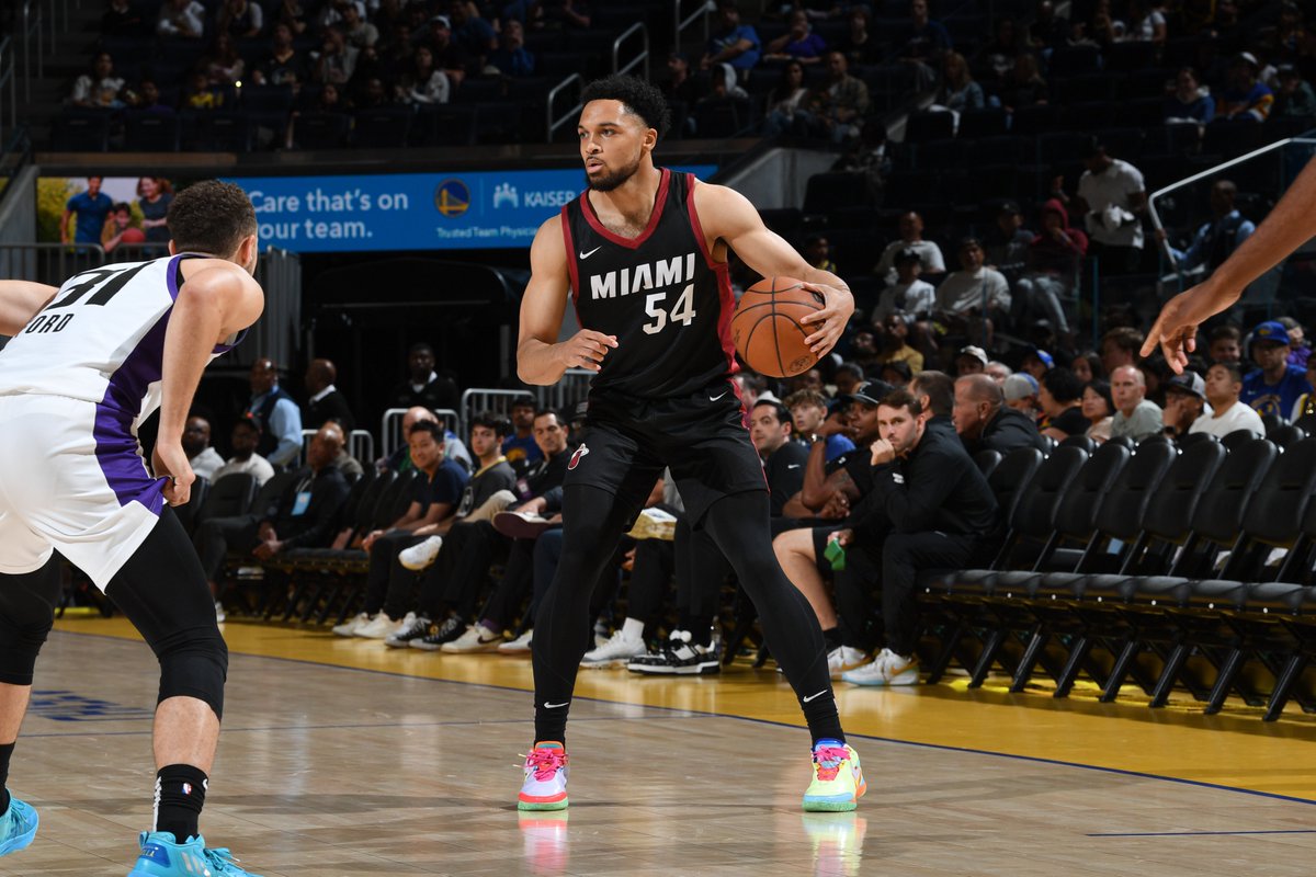 MiamiHEAT's tweet image. OFFICIAL: The Miami HEAT have signed guard Caleb Daniels.

More info - gohe.at/3ZDKv6e