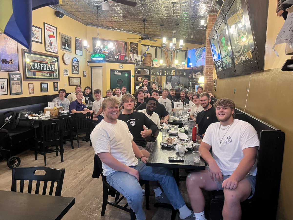 BrandonLabath's tweet image. Thank you to @ShamrocksIrishN for hosting the UST OL last night! #RollToms 🏈🟣⚪️⚫️