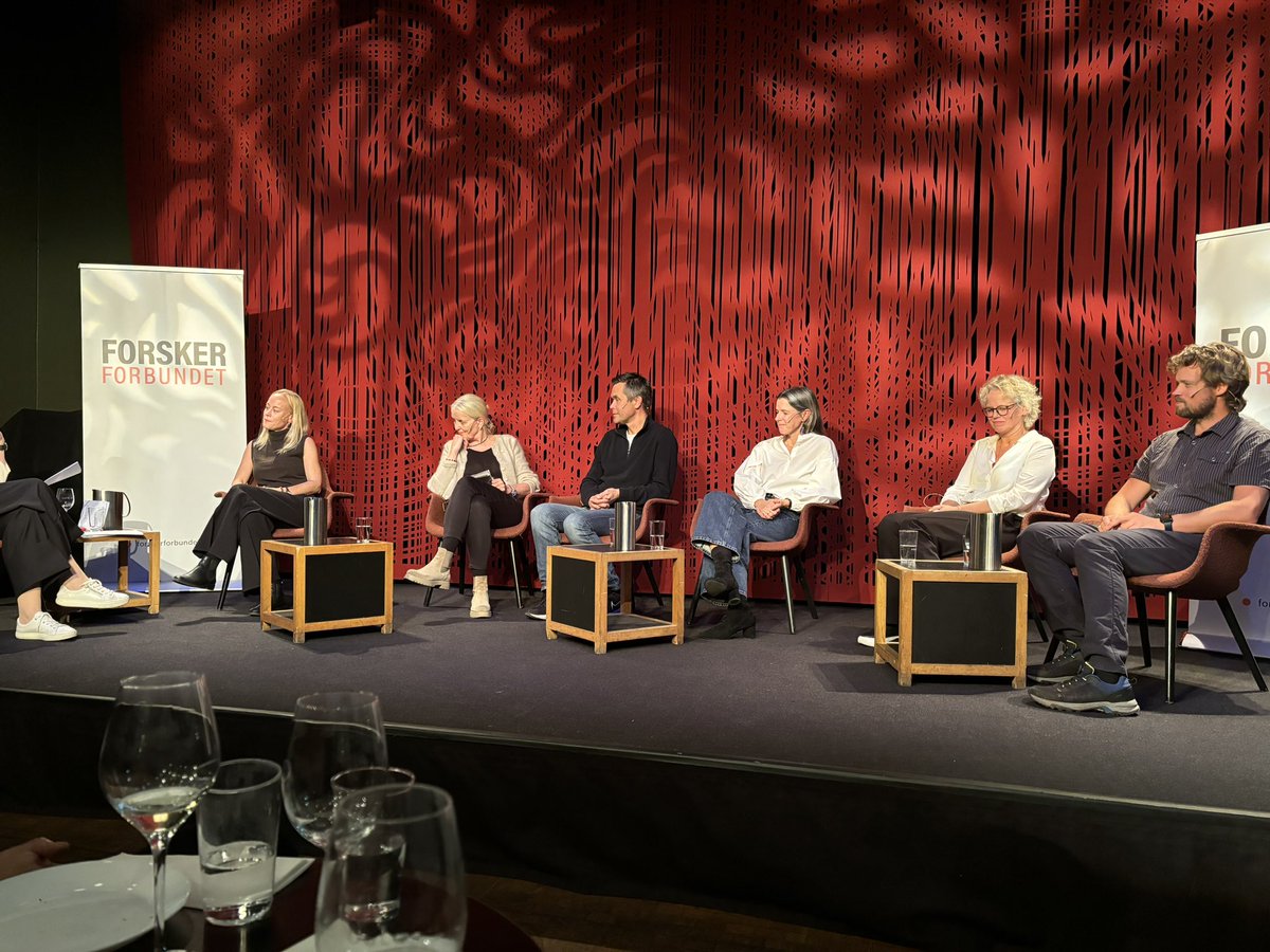 Hele panelet drøfter KI og helse. Tverrfaglighet og samarbeid er stikkord, og kommunikasjon i en kontekst.