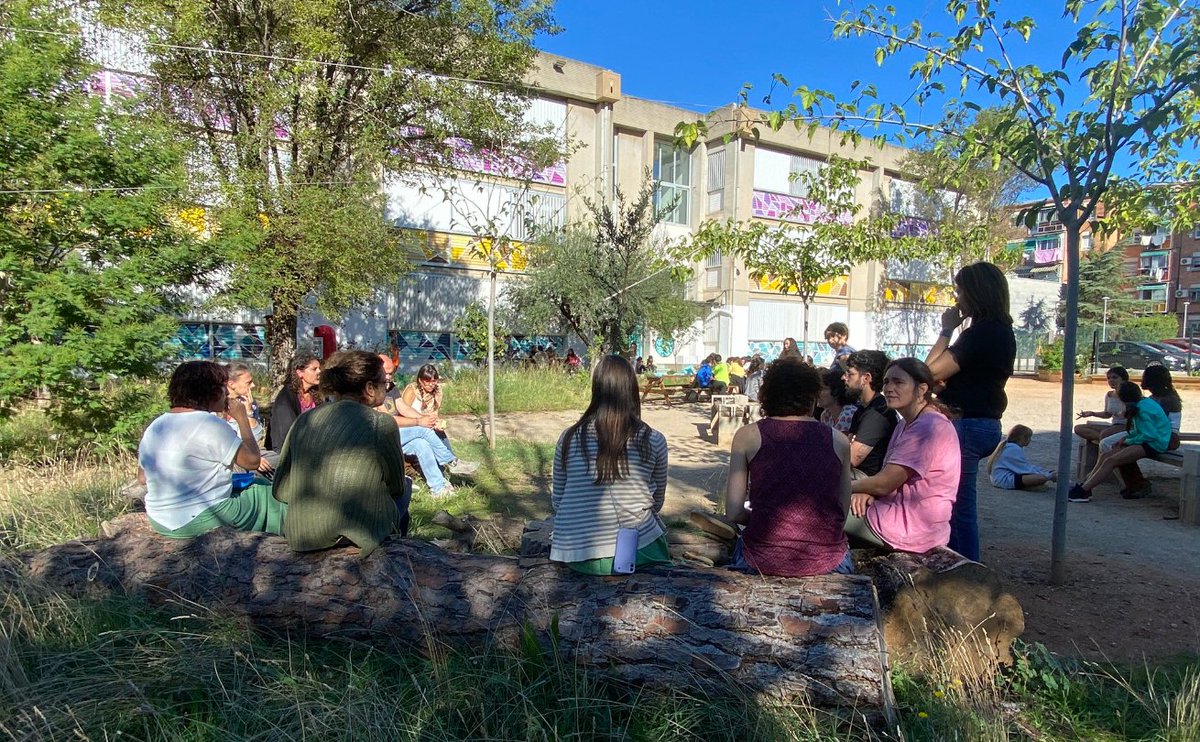 Les assemblees són tan sàvies i poderoses. 
Avui hem fet rotllana al pati Àgora, per parlar de coses que ens interpel·len: fer o no una vaga, conèixer millor els motius per fer-la, proposar activitats al centre de reflexió i respecte...
Decidir coses juntes!