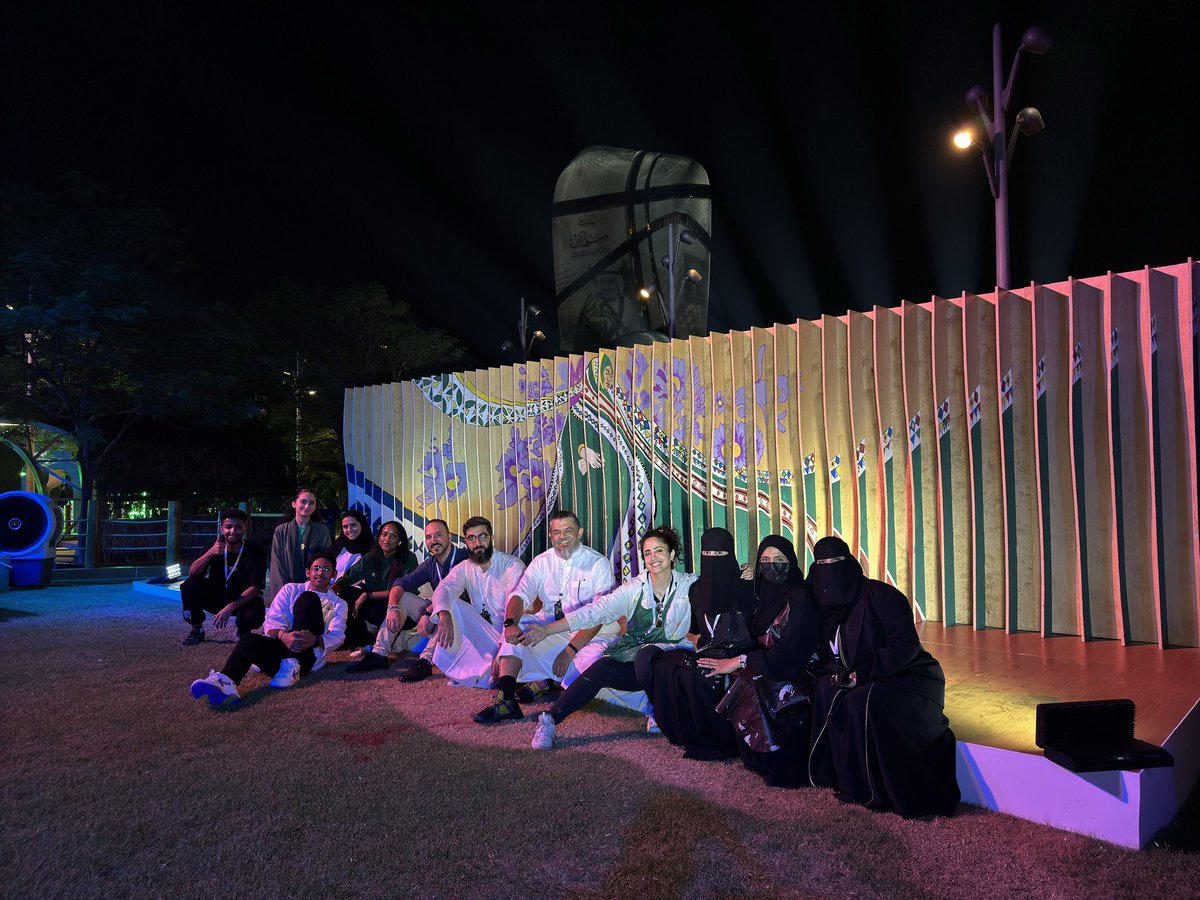 FrontLineKSA's tweet image. نتشرف بشراكتنا مع مركز إثراء @Ithra للسنة الثالثة في إقامة فعاليات اليوم الوطني 

تعاونا مع المركز في #اليوم_الوطني_٩٤ لتنفيذ عمل فني شارك فيه أكثر من ١٥٠٠ زائر على مدار أربع أيام أثناء إقامة الفعاليات 

ونشكر أعضاء فريقنا الرائع ونفخر بمشاركتهم في تنظيم الفعاليات على أكمل وجه