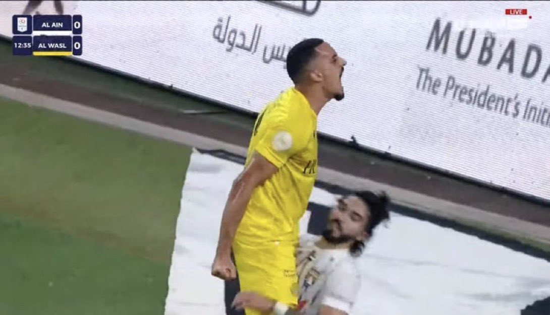 ruwisaan's tweet photo. بعد هاللقطه من بوفتيني 

تسبب في الهدف الاول
كسر التسلل في الهدف الثاني للعين
شتت تركيز الحارس في الهدف الثالث
انطرد الدقيقة 74 ووهق فريقه

هذي نهاية سوء المستوى والاخلاق 😂 https://t.co/6416bEot8e