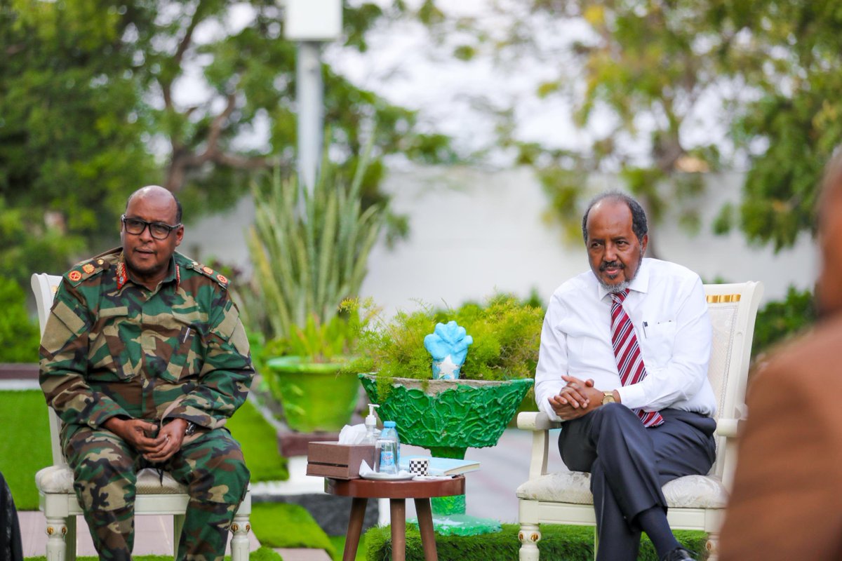 TheVillaSomalia's tweet photo. Madaxweynaha JFS Mudane Xasan Sheekh Maxamuud oo Madaxtooyada Qaranka ku qaabilay qaar ka mid ah dhallinyarada Soomaaliyeed ayaa la wadaagay xaaladda dalka, qorshaha difaaca midnimada iyo madax-bannaanida Jamhuuriyadda, guulaha laga gaaray dagaalka lagu  ciribtirayo Khawaarijta iyo dowlad-dhiska Soomaaliya.

Madaxweynaha ayaa dhallinyarada ka dhageystay warbixinno ku saabsan fursadaha iyo caqabada haysta dhallinta Soomaaliyeed iyo aragtiyo ku aaddan hoggaaminta dalka, isaga oo uga warbixiyay qorshaha dowladda ee horumarinta dhallinyarada, gaar ahaan shaqo abuurka iyo xoojinta xiriirka ka dhexeeya iyaga iyo dowladda. Kulanka waxaa sidoo kale qeyb ka ahaa Taliyaha Ciidanka Xoogga Dalka Sarreeye Gaas Ibraahim Sheikh Muxudiin.