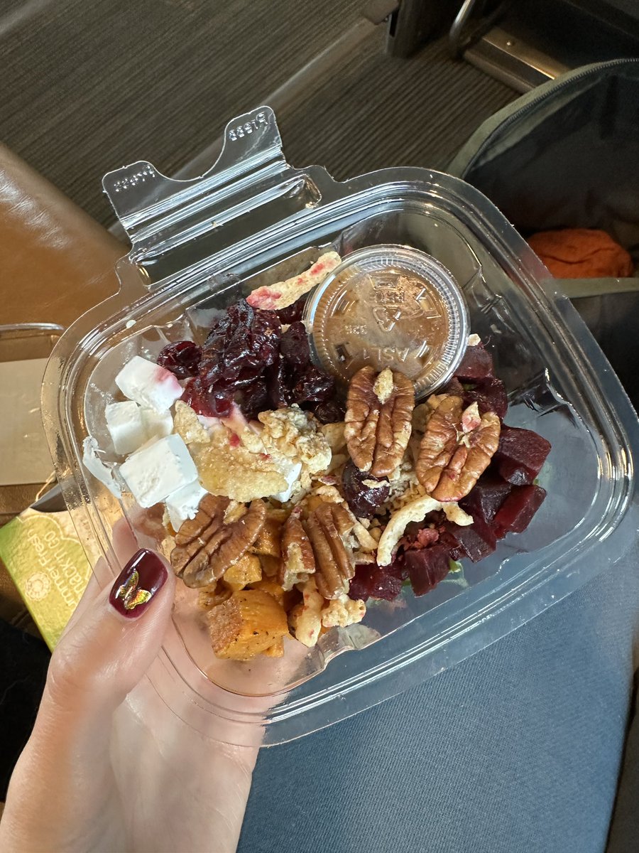 Kudos to <a href="/VIA_Rail/">VIA Rail Canada</a>! Their new menu features a grain bowl with #vegan feta (it was delicious!) 🥰

Plus they’ve started offering a discount on coffee if you bring your own mug! 💖🌎