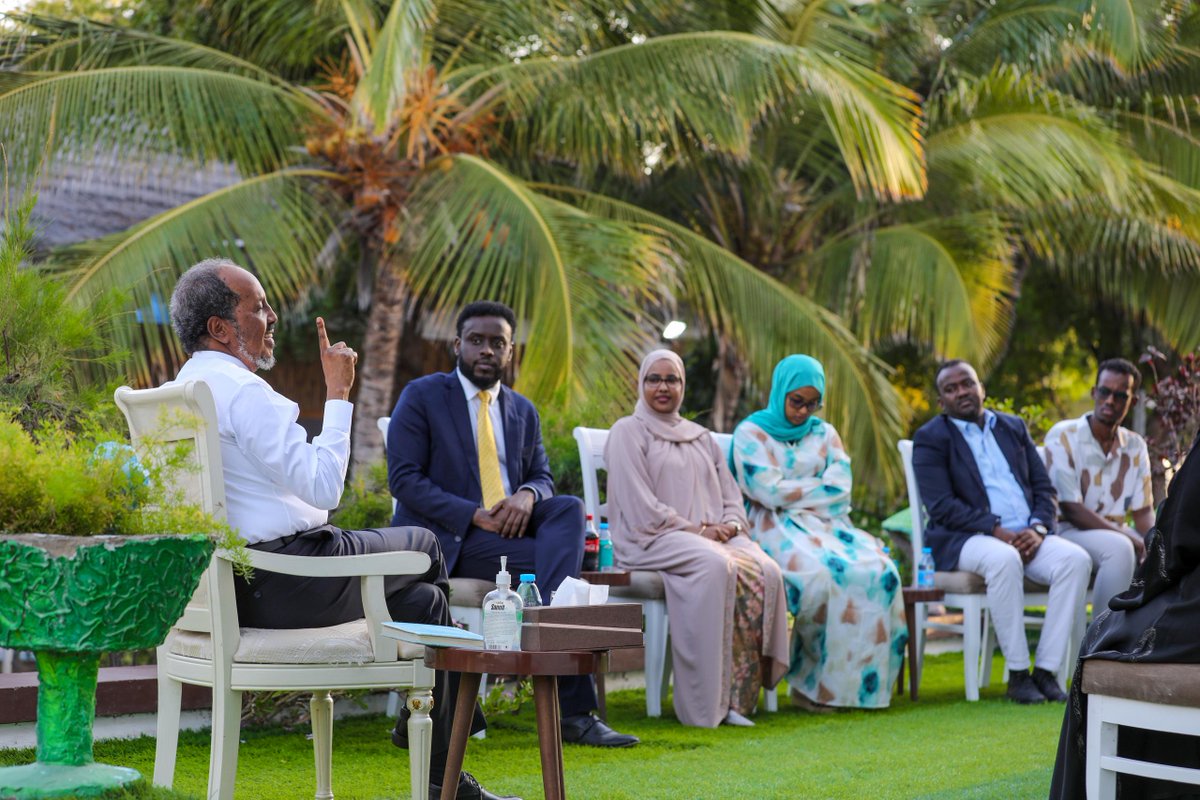 TheVillaSomalia's tweet photo. Madaxweynaha JFS Mudane Xasan Sheekh Maxamuud oo Madaxtooyada Qaranka ku qaabilay qaar ka mid ah dhallinyarada Soomaaliyeed ayaa la wadaagay xaaladda dalka, qorshaha difaaca midnimada iyo madax-bannaanida Jamhuuriyadda, guulaha laga gaaray dagaalka lagu  ciribtirayo Khawaarijta iyo dowlad-dhiska Soomaaliya.

Madaxweynaha ayaa dhallinyarada ka dhageystay warbixinno ku saabsan fursadaha iyo caqabada haysta dhallinta Soomaaliyeed iyo aragtiyo ku aaddan hoggaaminta dalka, isaga oo uga warbixiyay qorshaha dowladda ee horumarinta dhallinyarada, gaar ahaan shaqo abuurka iyo xoojinta xiriirka ka dhexeeya iyaga iyo dowladda. Kulanka waxaa sidoo kale qeyb ka ahaa Taliyaha Ciidanka Xoogga Dalka Sarreeye Gaas Ibraahim Sheikh Muxudiin.