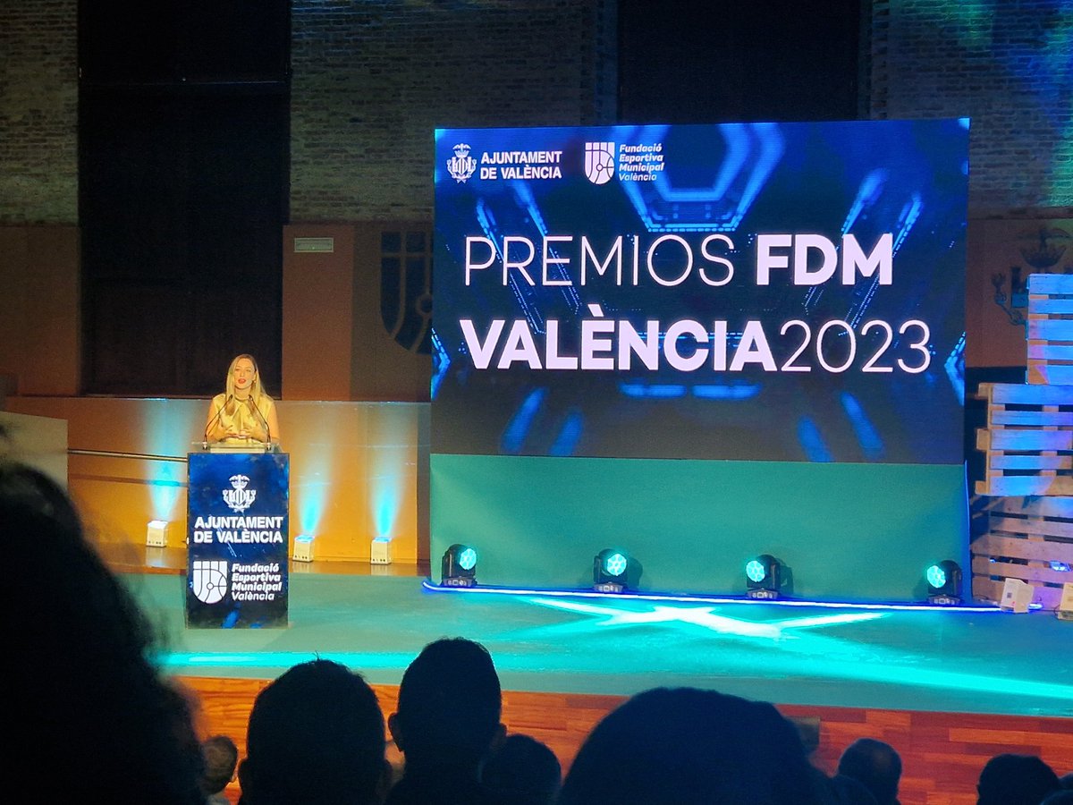 VIBRA_design's tweet photo. En la gala de los Premios @FDMValencia, un premio que tenemos el honor de haber diseñado ♥️🏆. Enhorabuena a todos los premiados #premiosFDM https://t.co/tFA5apTgoq