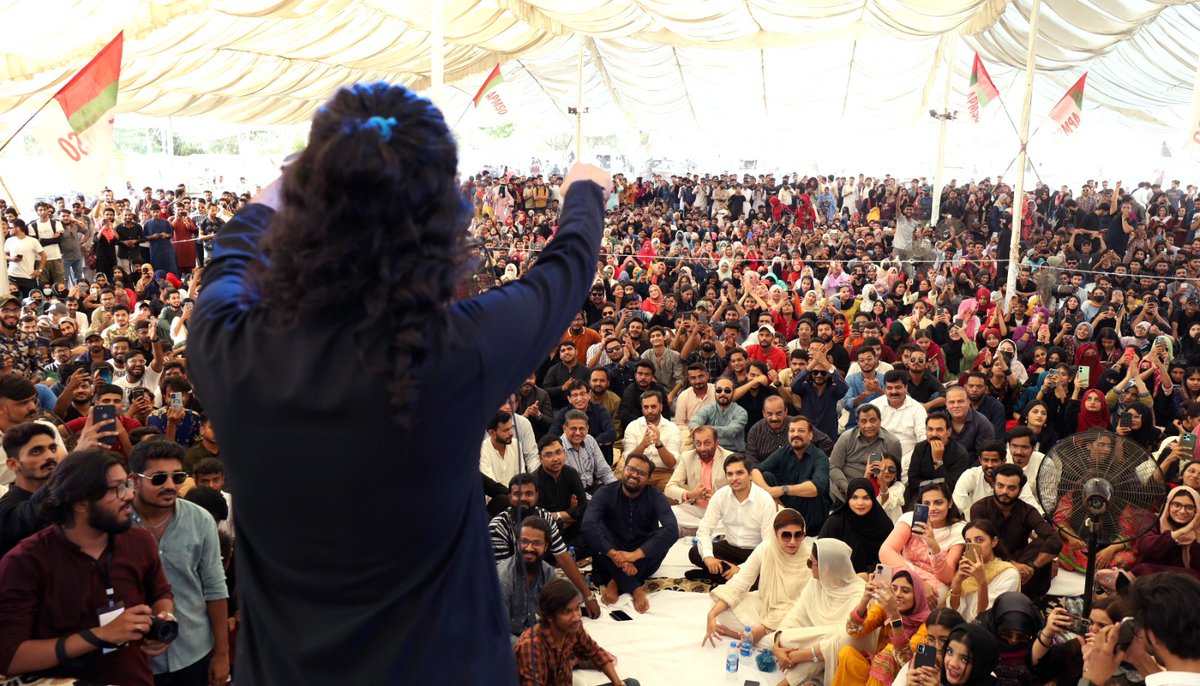 جب تک منافقت ختم نہیں کریں گے نظام اور حالات بہتر نہیں ہونگے، جامعہ کراچی میں آل پاکستان متحدہ اسٹوڈنٹس آرگنائزیشن کے زیر اہتمام  "جشنِ اُردو" کے سلسلے میں منقعدہ  مشاعرے کے شرکاء سے سید مصطفیٰ کمال کا خطاب

#MustafaKamal #MQMPakistan #NA242 #JashneUrdu #KarachiUniversity