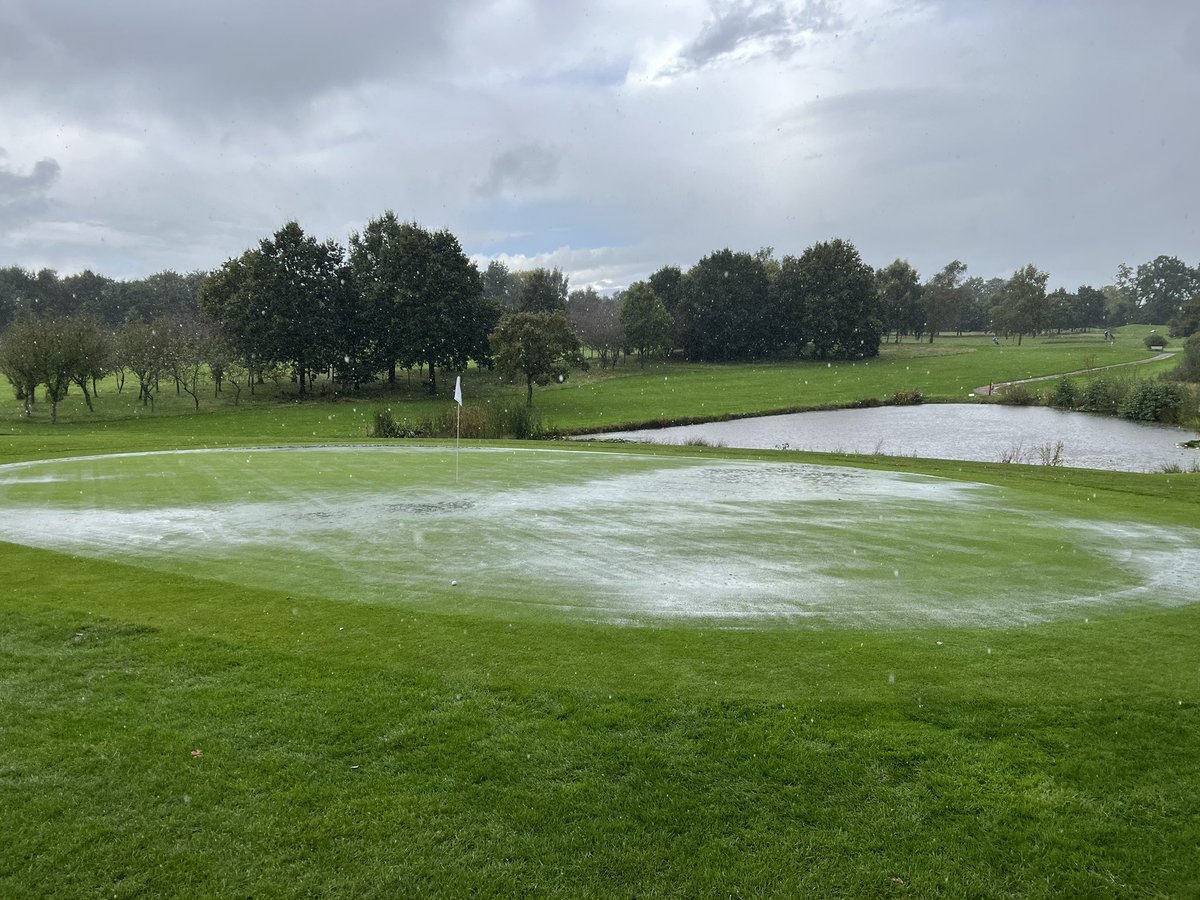 matt_greaves's tweet photo. @DaveJB1962 @NicolaPartridg2 Putting was made a little difficult! https://t.co/8GQbZ3Ay5g