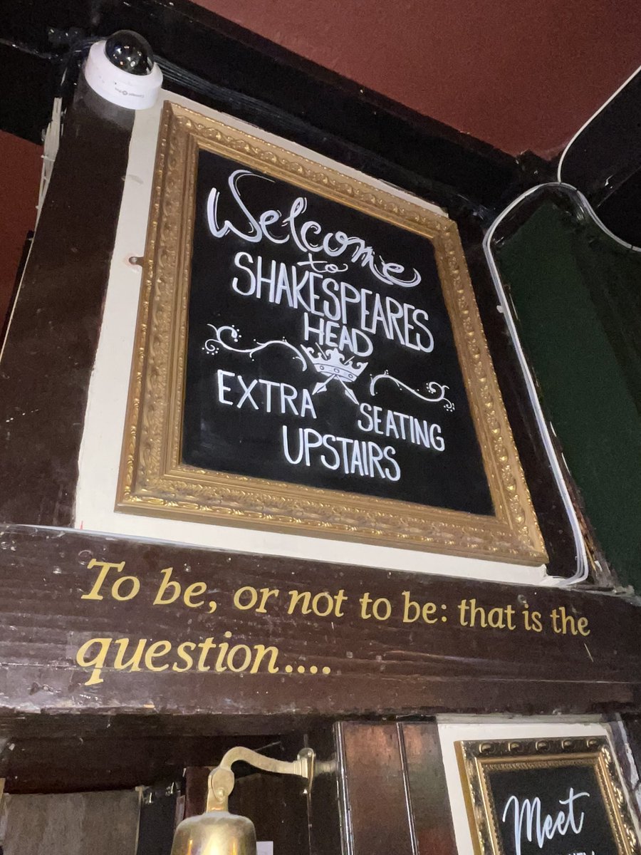 az önce londrada haluk bilgineri gördüm, foto rica edip poz verirken fenerin maçını canlı yayınlayan mekanda oturduğunu farkettim. mekansa shakespeares head👌🏻👌🏻