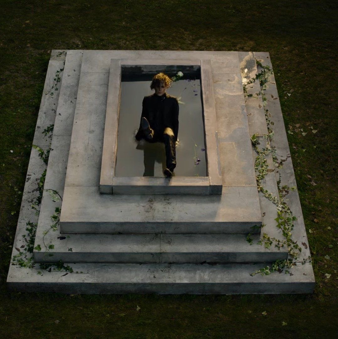 ginnottonic's tweet photo. when October comes Damiano must die in videoclips I guess😭 https://t.co/2JJIsTTGL1