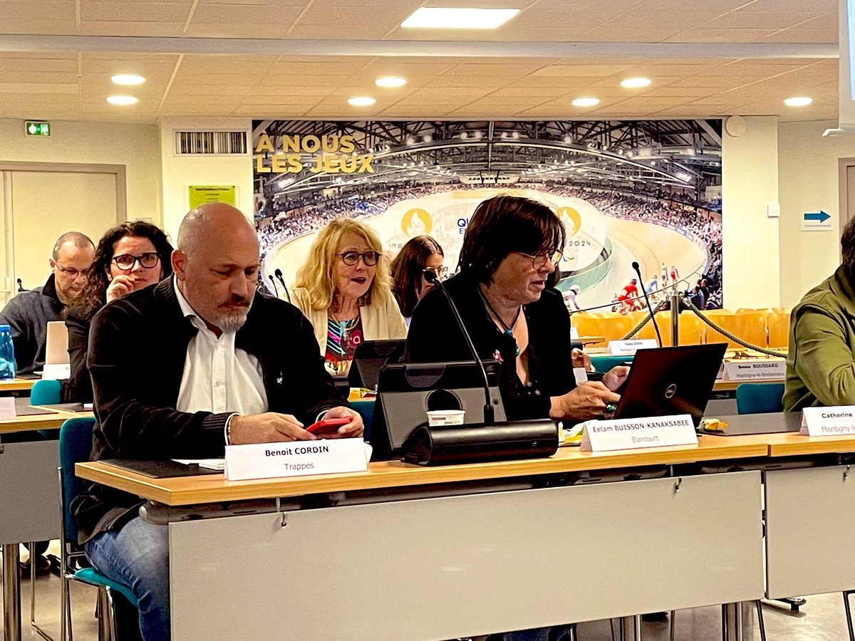 JBHamonic's tweet photo. #SQY
Conseil communautaire de rentrée à @sqy. Heureux d’y accueillir un nouvel élu @MouvementDem78, @BenoitCordin de Trappes !
Ce soir sur la partie #mobilités je reviendrais sur #urbanloop et le renouvellement du marché de 🛴 que nous ouvrons au 🚲 électrique🚲⚡️. https://t.co/vBp2tNukVE
