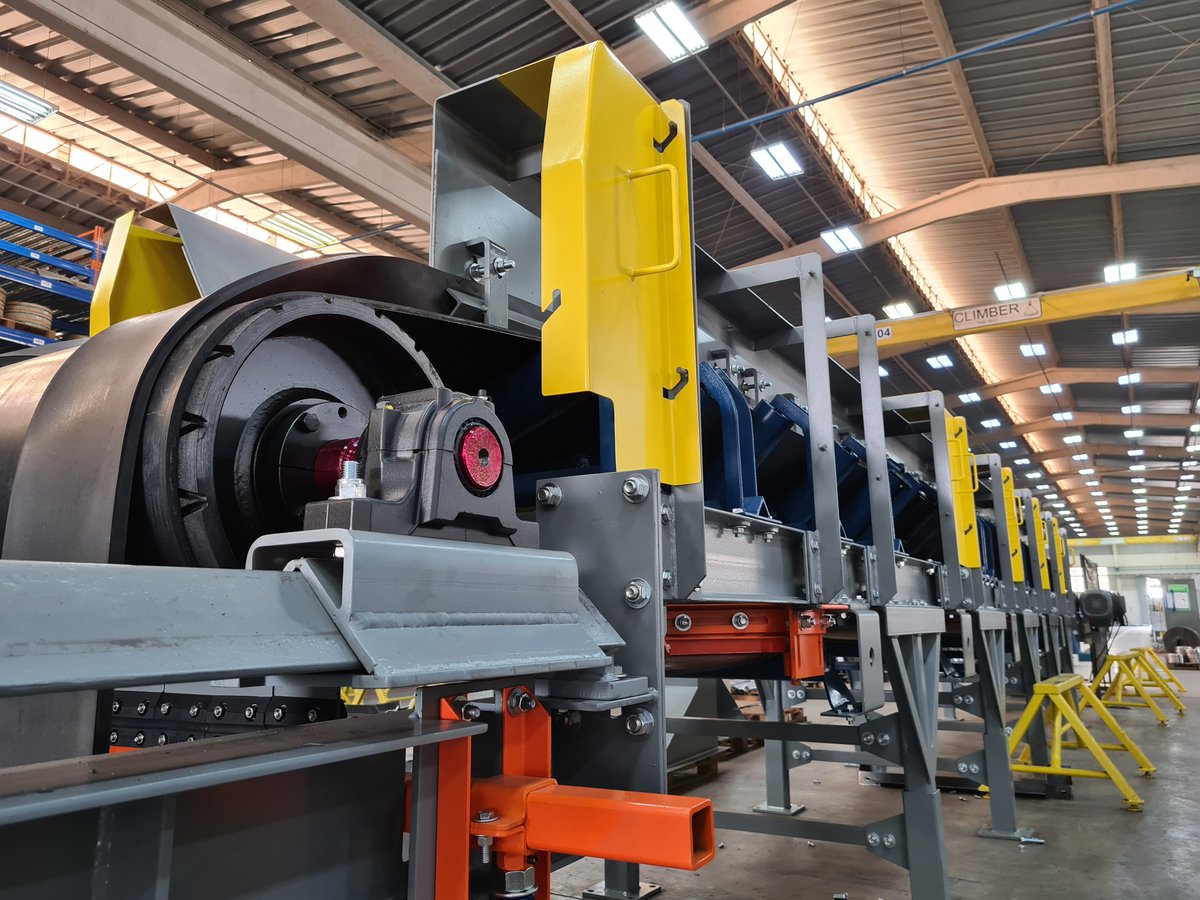 MartinSprocket's tweet image. Martin manufactured this reversible belt conveyor for the paper industry. It moves lime sludge from the discharge of the filter.
#martin #materialhandling #solutionprovider #industrialsolutions