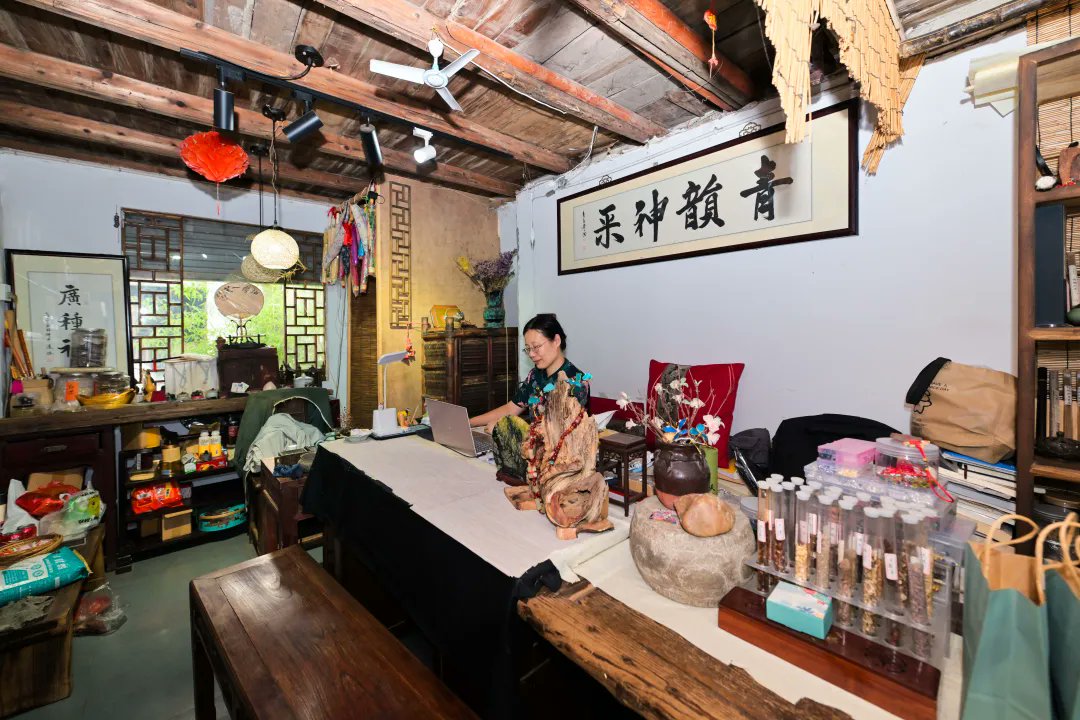 WujinChangzhou's tweet photo. 🌸 Culture Walk Stop 4: Cai Ai Xi Hanfu Center @ Su Dongpo Park 🌸 
Experience traditional Chinese etiquette at the Cai Ai Xi Hanfu Center, where children in #Hanfu learn #ancientrites guided by an 81-year-old scholar. This immersive program highlights #localculture through classics like the “#BookofRites.”  
🌿 Tip: Join the interactive activities to truly appreciate #Chinesetraditions!  
#SuDongpoPark #culturewalk #ExploreWujin #WujinCulture #CulturalExperience #DiscoverWujin #VisitChangzhou #TravelChina #常州武进