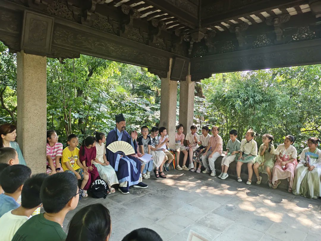 WujinChangzhou's tweet photo. 🌸 Culture Walk Stop 4: Cai Ai Xi Hanfu Center @ Su Dongpo Park 🌸 
Experience traditional Chinese etiquette at the Cai Ai Xi Hanfu Center, where children in #Hanfu learn #ancientrites guided by an 81-year-old scholar. This immersive program highlights #localculture through classics like the “#BookofRites.”  
🌿 Tip: Join the interactive activities to truly appreciate #Chinesetraditions!  
#SuDongpoPark #culturewalk #ExploreWujin #WujinCulture #CulturalExperience #DiscoverWujin #VisitChangzhou #TravelChina #常州武进