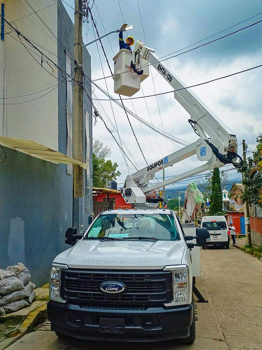 Como parte de nuestro Programa de Alumbrado Público 2️⃣0️⃣2️⃣4️⃣, el <a href="/CuernavacaGob/">Municipio Cuernavaca</a>‚ a través de las brigadas de Servicios Urbanos👷🏻‍♂️ realizó trabajos de mantenimiento e instalación de luminarias tipo LED 💡 en diferentes calles de la ciudad como: