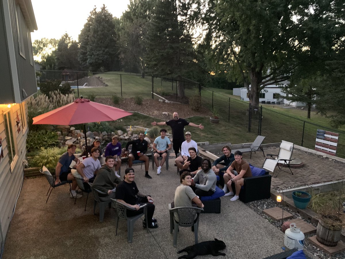 Great time cooking for the LBs last night during our bye week. 

#PhenomenalHumans
#ProudToBeYourCoach
#Burgers&amp;Laughs