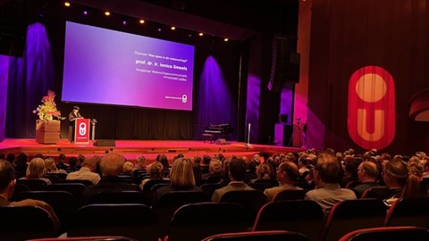 Open Universiteit (@ou_nederland) on Twitter photo Ionica Smeets, hoogleraar Wetenschapscommunicatie <a href="/UniLeiden/">Universiteit Leiden</a> in diesrede <a href="/OU_Nederland/">Open Universiteit</a>: ‘Grote groepen burgers zijn niet betrokken bij wetenschap terwijl ze dat wel willen. Daar ligt een opdracht voor ons wetenschappers.’ Ionica Smeets, hoogleraar Wetenschapscommunicatie <a href="/UniLeiden/">Universiteit Leiden</a> in diesrede <a href="/OU_Nederland/">Open Universiteit</a>: ‘Grote groepen burgers zijn niet betrokken bij wetenschap terwijl ze dat wel willen. Daar ligt een opdracht voor ons wetenschappers.’
