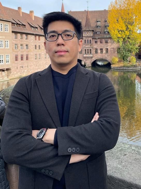 FC_0X0's tweet photo. 可能是他的正直，成就了他的今天。

🧵@arthur0x 是最传奇的 DeFi 投资人之一，不到3年时间实现了100X。如今转型二级，表现依旧亮眼。

他从未对外分享过的交易心法，都在这里👇

(1/)