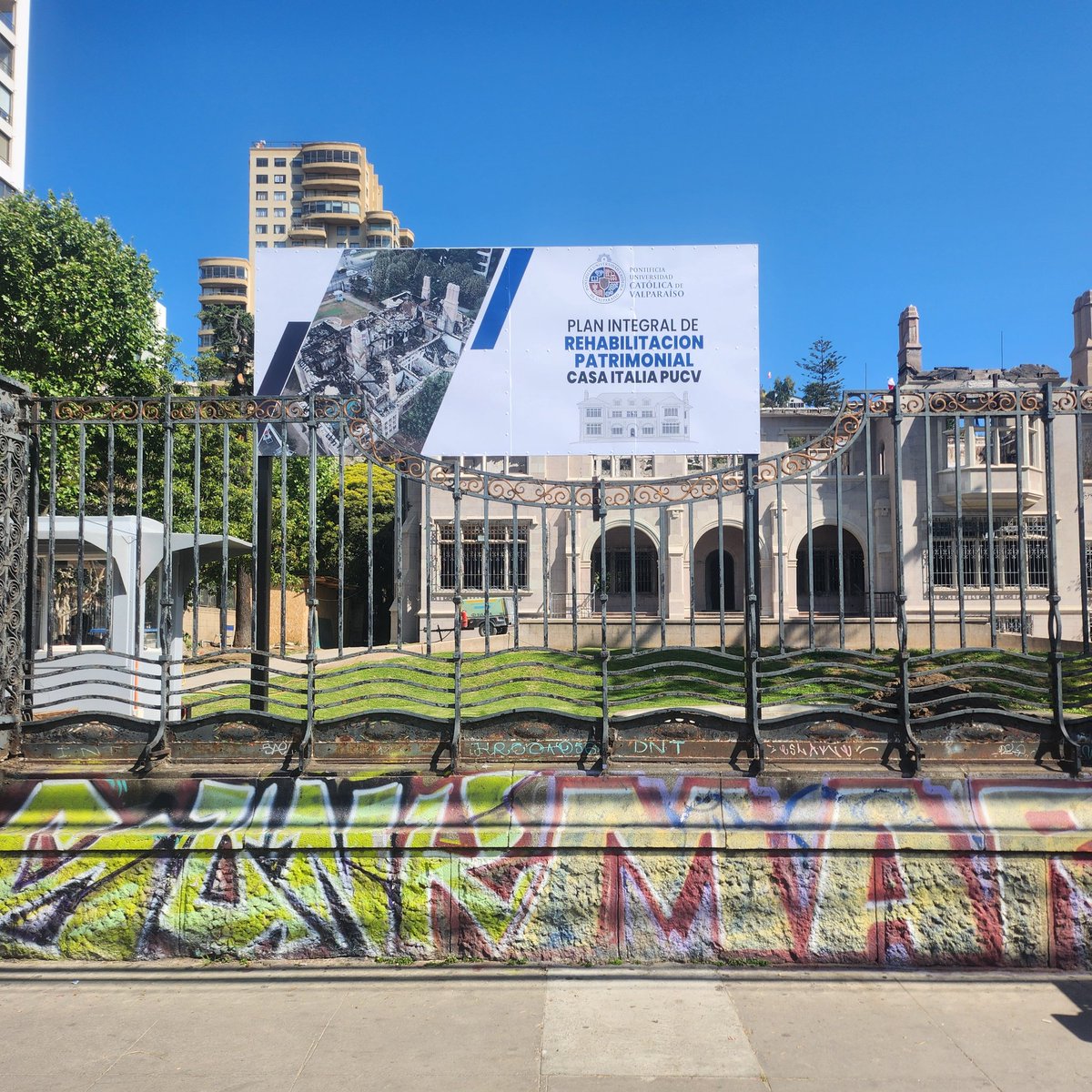 CryoClean's tweet photo. Buenos días Viña del Mar.
Va quedando poquito y esta quedando hermoso!!!
Agradecemos a todas las vecinos que nos pasan a felicitar y a mirar nuestro trabajo, estamos felices!!!
#CryoCleanChile #FarrowSystem #CasaItalia #ViñaDelMar #Heritage https://t.co/VzMn8ZcGun