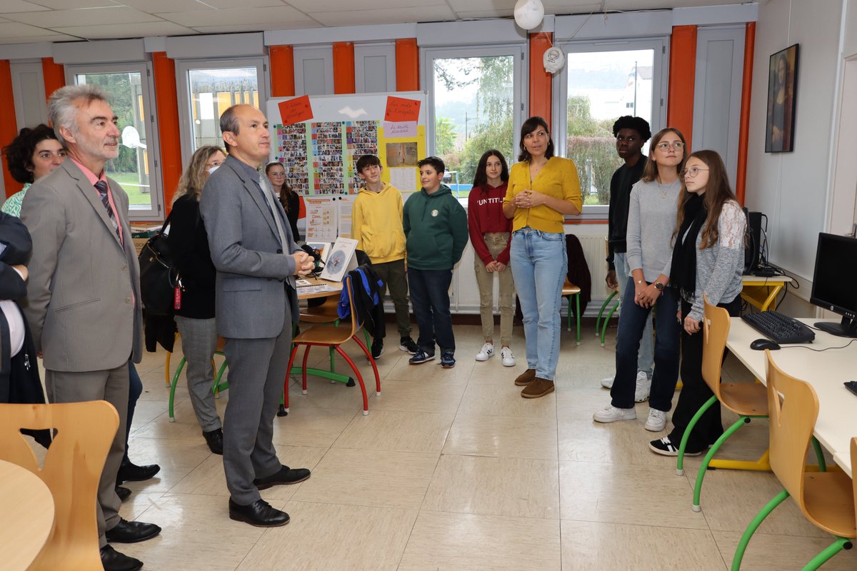 acclermont's tweet photo. Le recteur @BenmiloudKarim est au collège La Vigière de Saint-Flour.
Un collège remarquable pour les nombreuses actions menées au service de la réussite et de l’épanouissement des élèves.
➡️Travaux autour de l’Égalité filles-garçons (le collège est labellisé niveau 2 depuis 2023) https://t.co/mO0anNFSaD