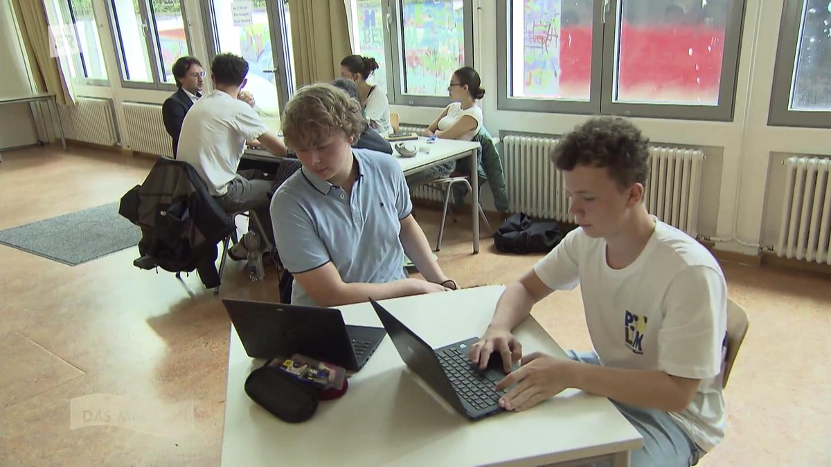 Fernsehbeitrag über KI-Projekt am DFG 📺 Reportage télévisé sur le projet du LFA relatif à l’intelligence artificielle 👉 sr-mediathek.de/index.php?seit…